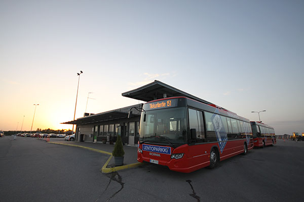 Lentoparkki - uudet punaiset bussit!